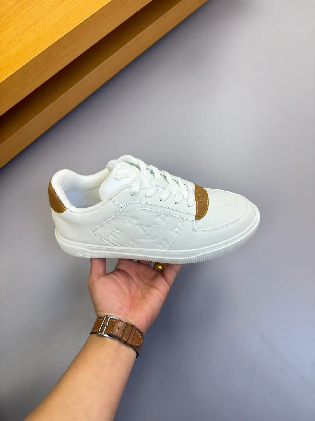 [L Home] Top P: 740💰 Size: 39-44 (customized for 38.45) 2026🆕 Lv new men's high-end original casual sports sneakers Upper: 🔝Nappa calfskin. Air-pressured brand totem, toe box, heel. Air-pressured brand logo, tongue. Sewn brand plastic module Lining: Brand canvas Outsole: Ultra-light TPR rubber; Molded outsole Super high quality control and fine workmanship.